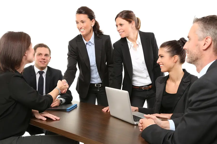 Réunion de travail autour d'une table